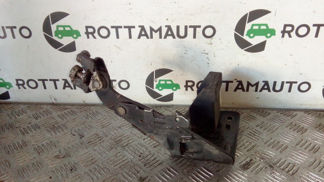 Ricambi Vari Renault Master mk3 CERNIERA INFERIORE GUIDA RULLO PORTA SCORREVOLE DESTRA DX   M9T676